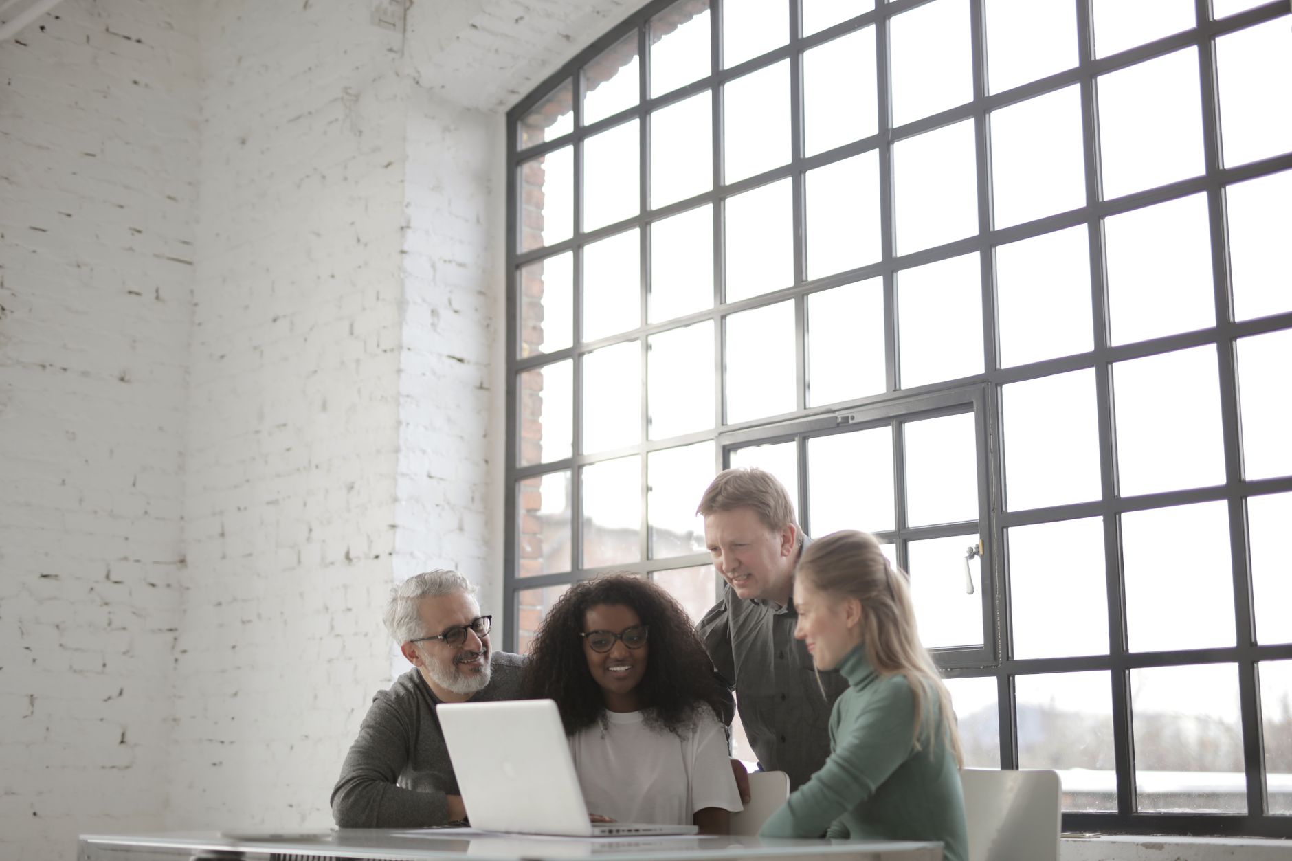 B2B marketing and sales team using LinkedIn AI tool