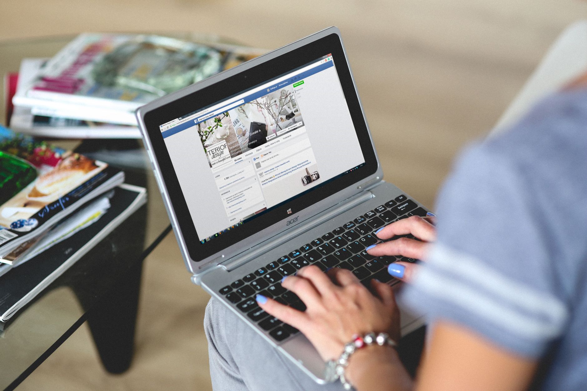 B2B marketer creating LinkedIn content with AI tool